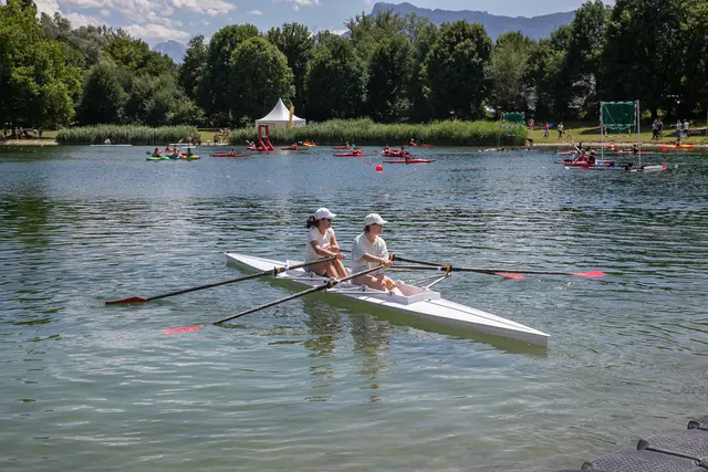 Insgesamt präsentierten sich am Badesee in Liefering zehn Vereine. Zum Schnuppern für die Besucherinnen und Besucher gab es Tauchen, Riversurfing, Rudern, Triathlon, Schwimmen, Synchronschwimmen, Wasserball, Stand-up-Paddling, Wildwasserkajak und Kanupolo. | Foto: Stadt Salzburg/Anna Pirato