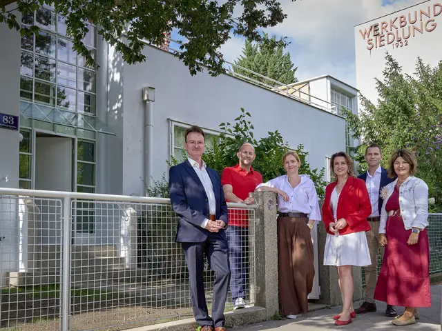 (v.l.n.r.) Bezirksvorsteherin-Stellvertreter Hietzing Thomas Gerstbach, Bezirksvorsteherin-Stellvertreter Hietzing Marcel Höckner, Wohnbaustadträtin Elke Hanel-Torsch, Bezirksvorsteherin Hietzing Johanna Zinkl, Alexander Hießböck (GF WISEG) und Angelika Flatz (GF WISEG). | Foto: Stadt Wien/Markus Wache   