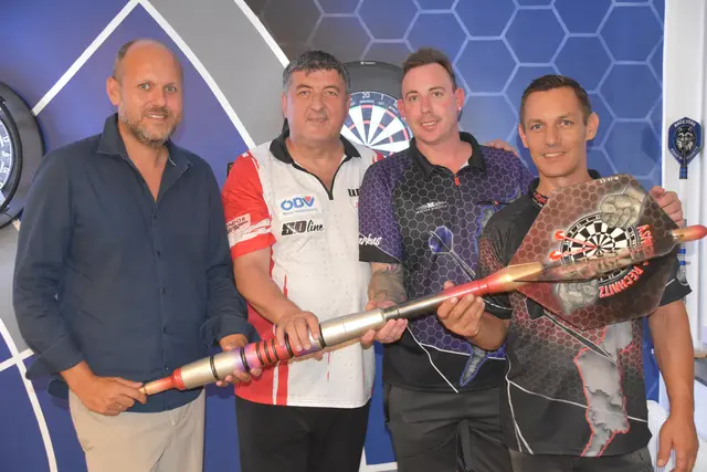 Der neue Steeldart-Bereich ist eröffnet: Vizebürgermeister Daniel Karacsonyi, Mensur Suljovic, Markus Kaiser-Grof und Robert Schraith | Foto: MeinBezirk/Michael Strini