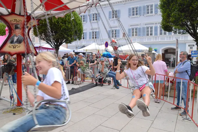Sichtlich Spaß machten den Kindern die vielen, abwechslungsreichen Stationen, wie hier das klassische Karussell.