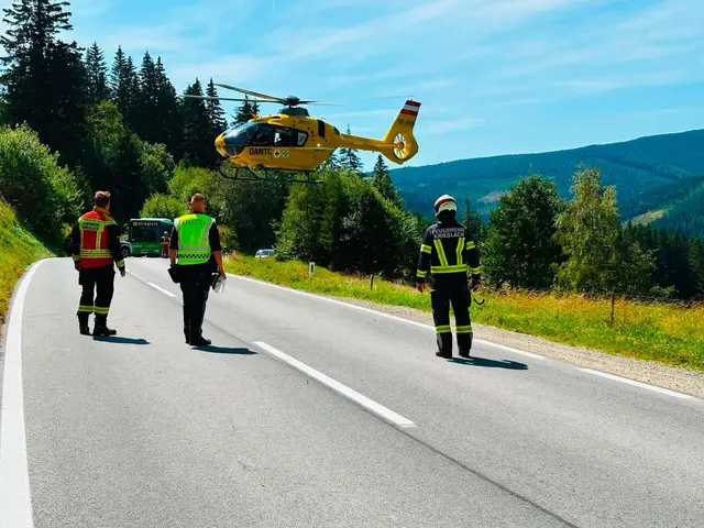 Der schwerverletzte Motorradfahrer wurde mit dem Notarzthubschrauber ins LKH Graz geflogen.