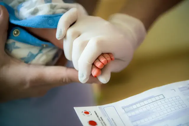 Phenylketonurie (PKU) wird meist routinemäßig im Rahmen des Neugeborenen-Screening erkannt.  | Foto: smarterpix.com/Lakschmi