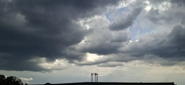 16:38 Uhr Gewitter Wolken ziehen auf | Foto: Kurt Nöhmer 