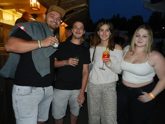 Raphael Königberger, Lukas Machceck, Lena Katzensteiner, Saskia Halak in Feierlaune.