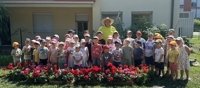 Die Kindergartenkinder bekamen ein Dankeschön für ihr Engagement bei der Teilnahme an der Blumenolympiade. | Foto: Kindergarten Ritzing