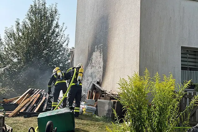 Ein Holzstoß brannte bei einer Reihenhausanlage in Groß Siegharts | Foto: FF Groß Siegharts