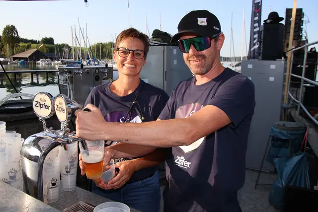Josefine und Berni zapften Bier für die Gäste.