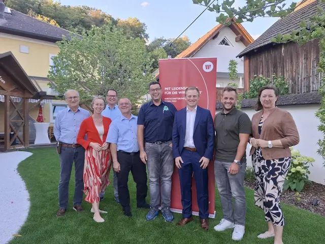 Generationswechsel beim Wirtschaftsbund Arbing: Michael Brabenetz (3. von rechts) wurde einstimmig zum Obmann gewählt. Der Abend klang im Gasthaus "Wirt in Puchberg" aus. | Foto: WB Bezirk Perg