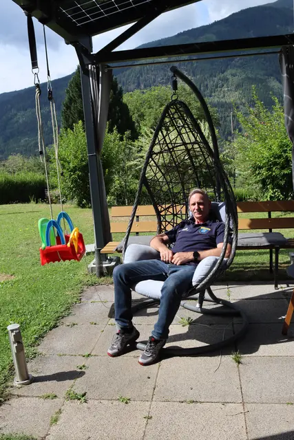 Im Garten trifft man ihn auch oft mit seinen Enkelkindern an. | Foto: meinbezirk.at/Alen Grabic