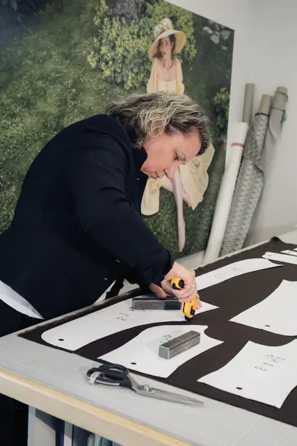 25 Mitarbeiterinnen und Mitarbeiter schaffen den Spagat zur Couture Fashion. | Foto: Bernd Grosseck