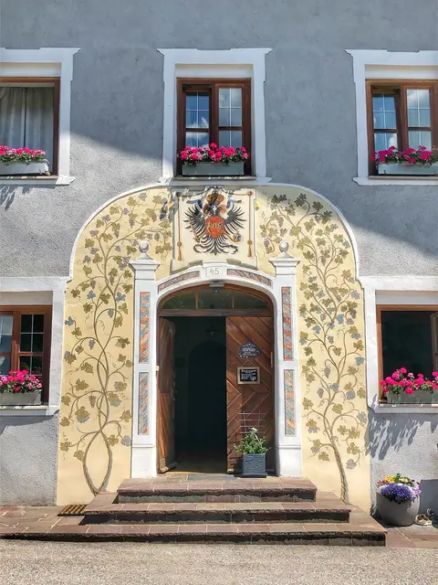 Das 'neue Postamt' von Dirschenbach mit dem fantastisch gestalteten Portal samt Doppeladler. ©W. Kräutler