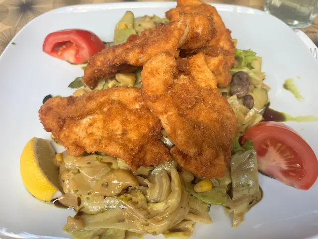 Backhendlsalat: Knusprig gebackene Hühnerfilets auf frischem Salat sorgen für einen gelungenen Wirtshausklassiker, allerdings hätte er etwas mehr Würze vertragen.