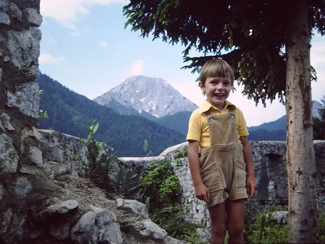 Mein einst kleiner Sohn (Jahrgang 1975) mit blondem Haarschopf - Anno dazumal schon am liebsten auf Bergtouren!