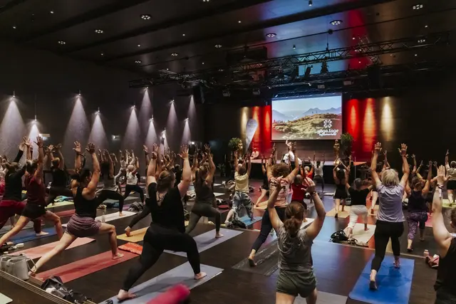 Über 80 Yogis eröffneten gemeinsam mit der Tiroler Yogalehrerin Kati Mairhofer (Bühne) die diesjährigen yoga.tage im KulturQuartier Kufstein. | Foto: Kufsteinerland/Lisa Eiersebner