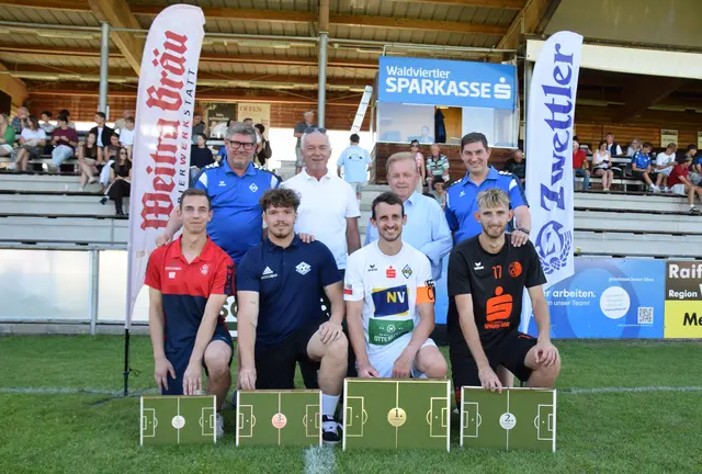 
Hinten: Harald Resch, Rudi Damberger, Bürgermeister Franz Mold, Martin Grünstäudl; vorne: Nico Rössler vom ASV Eaton Schrems, Lorenz Meyer vom SV Sparkasse Weitra und Gregor Schmid vom SC Zwettl und Jonas Schulner vom USV EPS Groß Gerungs. | Foto: SC Zwettl/Franz Almeder