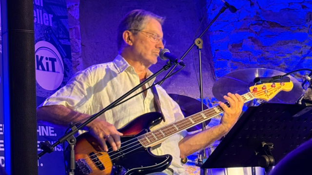 Max Kral bewies, dass er nach 30 Jahren an seiner Bass-Gitarre noch genau so gut ist wie in jungen Jahren. | Foto: Privat