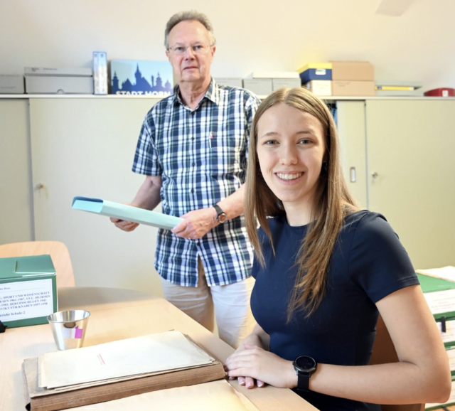 Für Archivleiter Erich Rabl (hinten) war Maja Macek (vorne) eine große Hilfe. | Foto: Hohenegger / Stadtgemeinde Horn