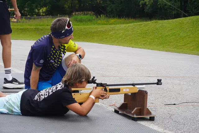 Am Biathlon-Stand konnten die Besucherinnen und Besucher ihr Können mit dem Luftgewehr unter Beweis stellen – eine der beliebtesten Stationen der ORF Radio Tirol Sommerfrische. | Foto: Georg Larcher