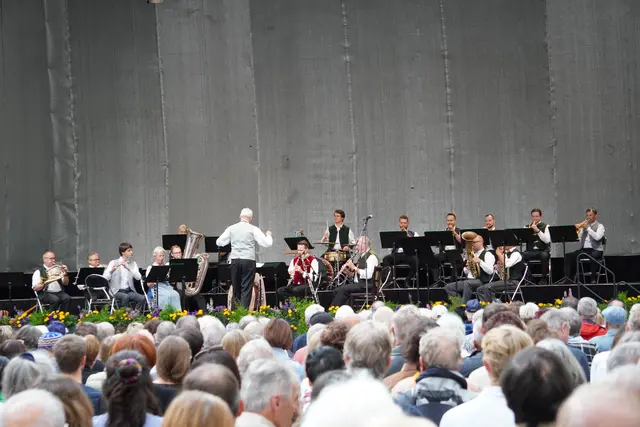 Das Orchester brachte Leichtigkeit in den Innenhof der Hofburg.  | Foto: AMG