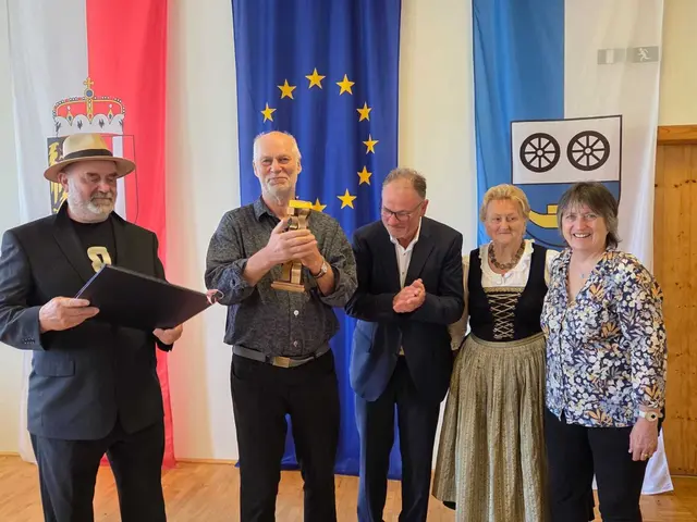 Der Obmann des Vereins Kunst Julbach, Gerald Bogner, Anna-Preisträger Bernd Stöcker, Bürgermeister Hannes Plattner, Hilda Steininger (in Vertretung der Goldhauben-Obfrau) und Beate Vigliano-Reiter, Tochter des Preisstifters Erwin Reiter, v. l.  | Foto: Karin Bayr