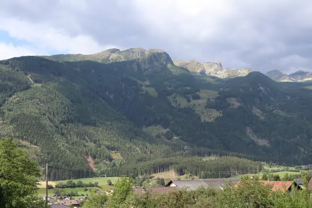 Aschbacher genießt die Ruhe und die Aussicht. | Foto: meinbezirk.at/Alen Grabic