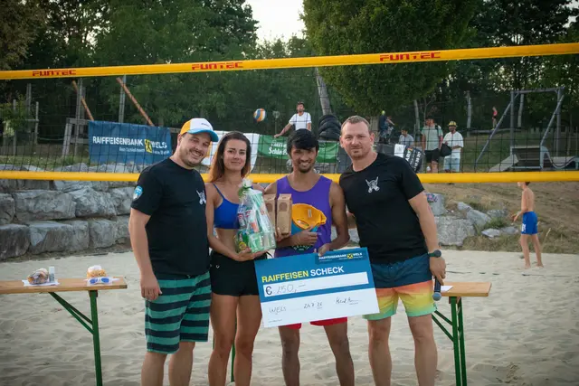 Markus Hobl, Obmann des Schleißheimer Beachvolleyball Vereins (links), und Bürgermeister Johann Knoll (rechts) gratulieren den Gewinnern Nasari Shernazar und Lisa Heinek. | Foto: Johanna Pamminger