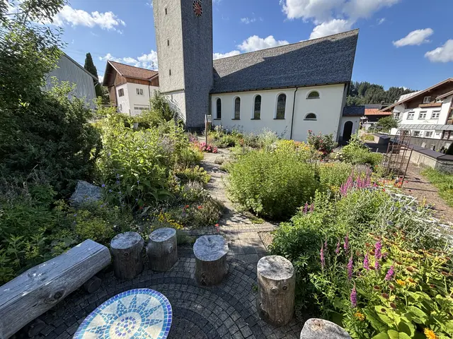 Der Kräutergarten hinter der Kirche ist ein Ort der Ruhe und Information. | Foto: MeinBezirk/Günther Reichel