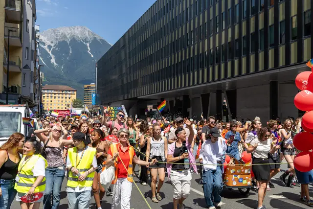 Bunt und laut durch die Innenstadt: Die Pride Parade zog auf einer rund 5,5 Kilometer langen Route durch Innsbruck. | Foto: Manuel Matt