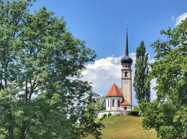 Der schönste Kirchturm Tirols befindet sich in Leiblfing und ziert die St. Georgskirche. ©W. Kräutler