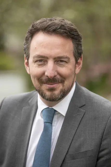 Rechtsanwalt Simon Pöschl rät, dass man KI-generierte Bilder lieber einmal mehr als weniger als solche kennzeichnet.  | Foto: Andreas Stögerer