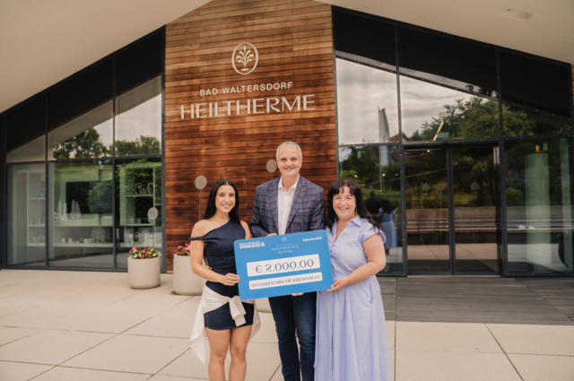 Sängerin Anna-Sophie, GF Gernot Deutsch und Renate Zierler bei der Spenden-Übergabe.
 | Foto: Rene Strasser
