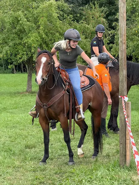 Auf dem Pferd gilt es für Groß und Klein einen Parcours zu bewältigen. Dabei kommt auch der Spaß nicht zu kurz. | Foto: Pferdesportfreunde Riedau