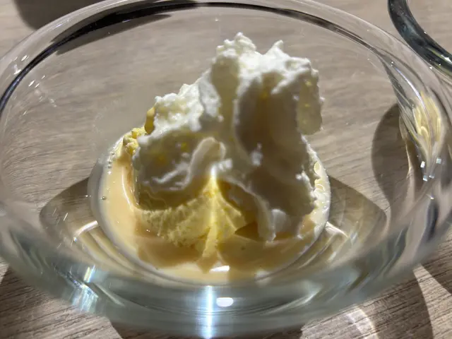 Die Kombination aus cremigem Vanilleeis und feinem Eierlikör weckt bei vielen Erwachsenen nostalgische Erinnerungen. Eierlikör gilt als klassische Likör-Begleitung im Dessertbereich. Aber auch mit Sekt und Orangensaft, Amaretto oder Baileys lässt sich das Eis mit Schuss kreieren.
