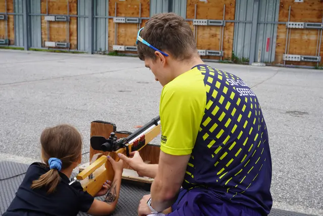 Am Biathlon-Stand konnten die Besucherinnen und Besucher ihr Können mit dem Luftgewehr unter Beweis stellen – eine der beliebtesten Stationen der ORF Radio Tirol Sommerfrische. | Foto: Georg Larcher