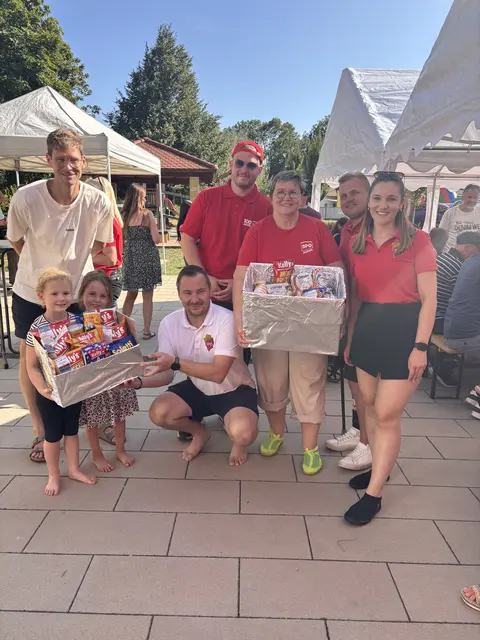 Die Sieger des Entenrennens wurden mit einem Geschenkskorb gefeiert. | Foto: SPÖ Antau