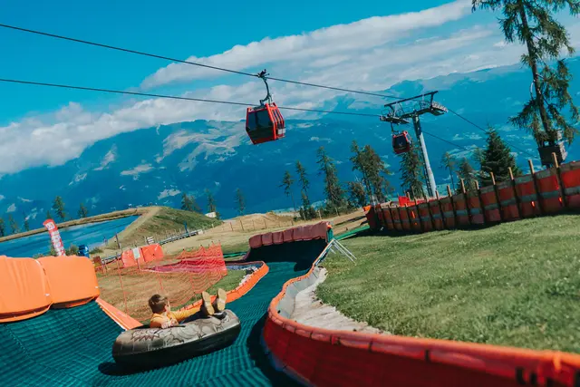 Sei Anfang Juli sorgt zudem die Sommer-Tubing-Strecke für rasanten Rutschspaß. | Foto: Goldeck Bergbahnen