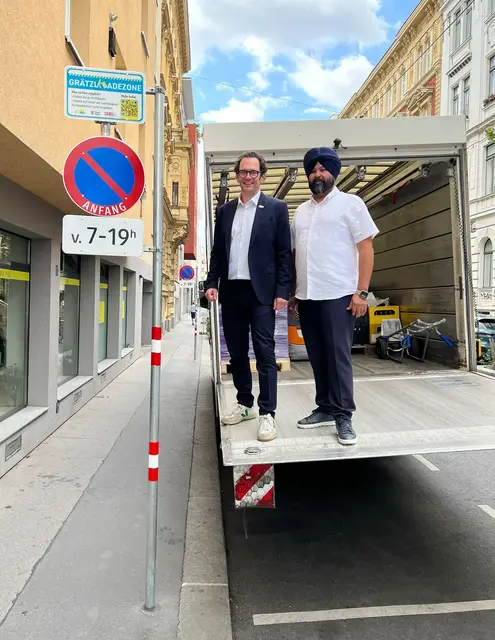Bezirksvorsteher Markus Reiter (Grüne) und Gurdial Singh Bajwa, Obmann der Wiener Kleintransporteure, zeigen sich zufrieden.  | Foto: BV7