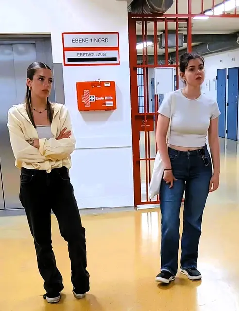Marie-Jolina und Miriam Allegra als interessierte JA Besucherinnen (v.l.n.r)