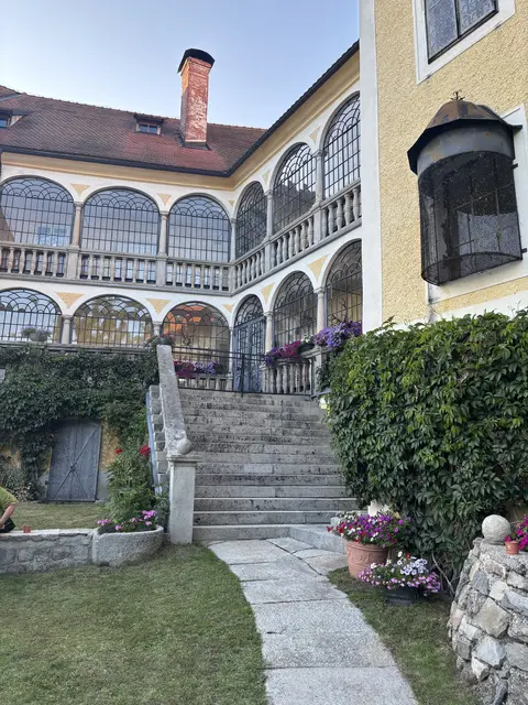 Vor dem Stück gibt es Einblicke in das Schloss Sprinzenstein.  | Foto: Karin Bayr