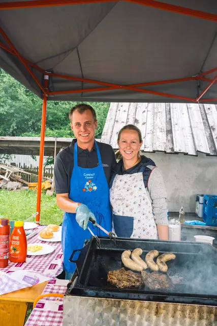 Obmann Lorenz Kaftan stand hinter dem Grill | Foto: Pernsteiner