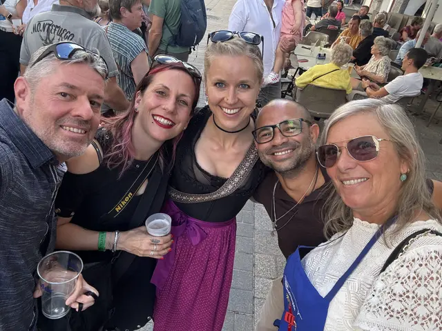 Immer vor Ort! Come together beim Telfer Dorffest: Red.-Leiter Georg Larcher und Bine (MeinBezirk) mit Volksschauspiele-Team Sonja, Gustavo und GF Julia Neuner.