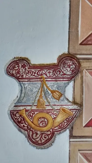Am historischen Postamt noch zu finden: das Postzeichen, ein Posthorn auf rot-weiß-rotem Grund. ©W. Kräutler