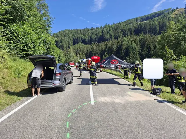 Auf der Klippitztörl Landesstraße kam es zu einer Streifkollision zwischen einem Motorradfahrer und einem Auto. | Foto: Freiwillige Feuerwehr Lölling