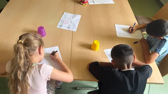 Zum Ferienstart durften die teilnehmenden Kinder des Workshops „Lesen, Schreiben und Forschen“ in die Rolle eines Forschenden schlüpfen | Foto: Diakoniewerk/Patricia Didl