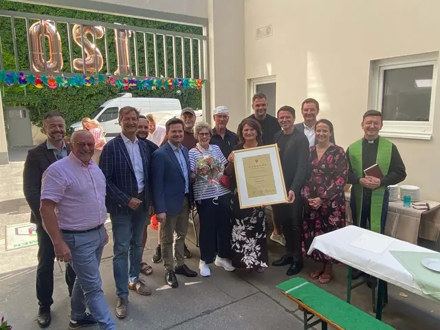 Bürgermeister Alexander Radl überreichte Karin Maier das Stadtwappen der Stadtgemeinde Wolfsberg. Anlass war das 121-jährige Bestehen des traditionsreichen Rauchfangkehrerbetriebs Maier. | Foto: Stadtgemeinde Wolfsberg