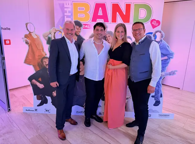 Landtagspräsident Karl Wilfing, Intendant und Regisseur Alex Balga, Gemeinderätin Sandra Friedl-Brenner und Bürgermeister Christian Haberhauer bei der Premiere von „The Band“ in Amstetten.
 | Foto: LT-Direktion NÖ/Schultes