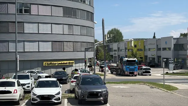 Die Polizei leitet bereits bei der Kreuzung direkt in der Schleppekurve um. | Foto: Privat