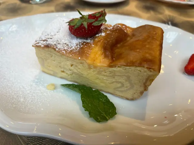 Der Topfenstrudel überzeugte geschmacklich, hätte warm serviert jedoch noch etwas mehr Aroma entfaltet.