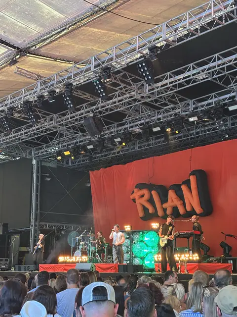 Den Auftakt machte Rian, ehe Josh. den musikalischen Schlusspunkt setzte. | Foto: Karin Kralits / MeinBezirk