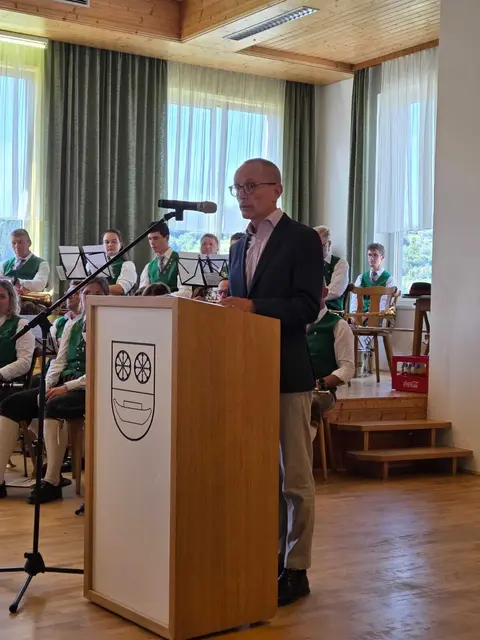 Ludger Drost hielt die Laudatio auf den Preisträger Bernd Stöcker.  | Foto: Karin Bayr